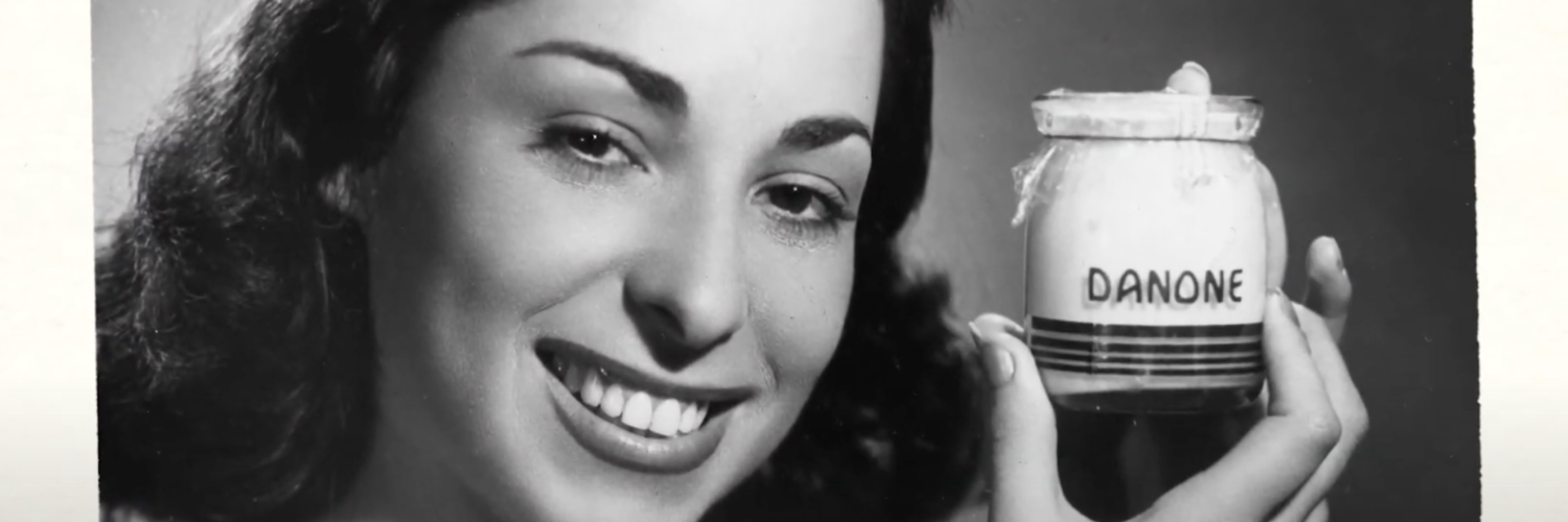 Danone, c’est blanc comme un yaourt naturel, son nom se confond avec celui d’un yaourt naturel, mais ce n’est pas un yaourt naturel. Malgré son slogan « la santé pour tous », la multinationale n’a jamais hésité à ajouter de nombreux additifs dans ses produits.