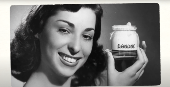 Danone, c’est blanc comme un yaourt naturel, son nom se confond avec celui d’un yaourt naturel, mais ce n’est pas un yaourt naturel. Malgré son slogan « la santé pour tous », la multinationale n’a jamais hésité à ajouter de nombreux additifs dans ses produits.